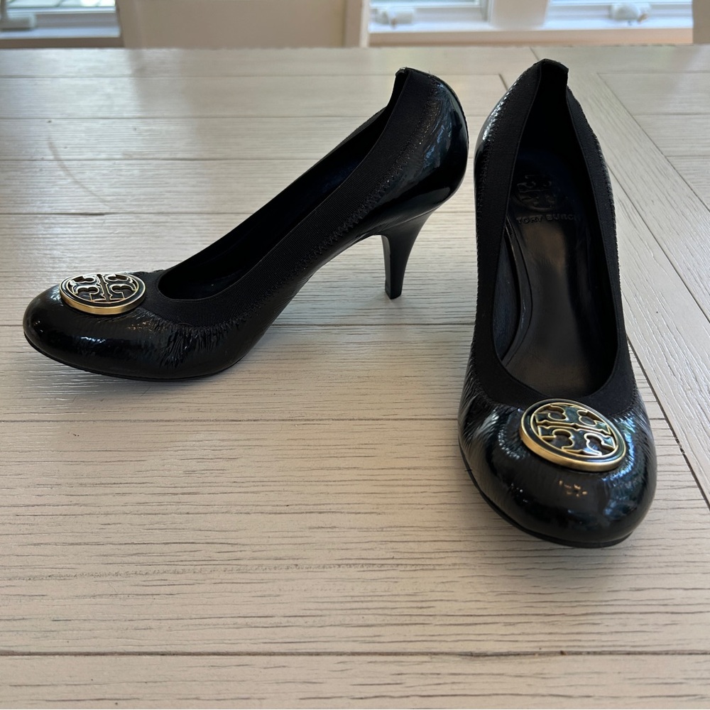 Tory Burch Caroline Black Patent Leather Gold Logo Heels Size 8